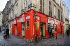 Scène de rue dans Marais historique, Paris photo libre de droits Scène de rue dans Marais historique, Paris photo libre de droits