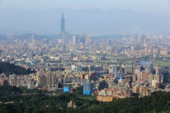 Scène panoramique aérienne de ville surpeuplée de Taïpeh dans un matin flou avec vue sur la tour de Taïpeh 101 dans le secteur de photos stock Scène panoramique aérienne de ville surpeuplée de Taïpeh dans un matin flou avec vue sur la tour de Taïpeh 101 dans le secteur de photos stock