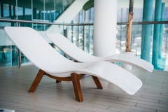 Sdrai moderni all'albergo di lusso Piscina privata per rilassamento, con il bello interno Fotografie Stock Sdrai moderni all'albergo di lusso Piscina privata per rilassamento, con il bello interno Fotografie Stock