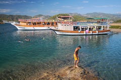 Se baigner en eau libre pendant le voyage de yacht de mer Fethiye, Turquie photos stock Se baigner en eau libre pendant le voyage de yacht de mer Fethiye, Turquie photos stock