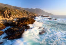 Se briser ondule au coucher du soleil sur la côte de Big Sur, parc d'état de Garapata, près de Monterey, la Californie, Etats-Uni photos libres de droits Se briser ondule au coucher du soleil sur la côte de Big Sur, parc d'état de Garapata, près de Monterey, la Californie, Etats-Uni photos libres de droits