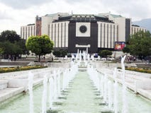Se considera el editorial el palacio nacional de la cultura y las fuentes foto de archivo Se considera el editorial el palacio nacional de la cultura y las fuentes foto de archivo