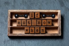 Se non ora in cui Citazione futura della gestione di successo e di motivazione Scatola d'annata, cubi di legno con le lettere di immagini stock Se non ora in cui Citazione futura della gestione di successo e di motivazione Scatola d'annata, cubi di legno con le lettere di immagini stock