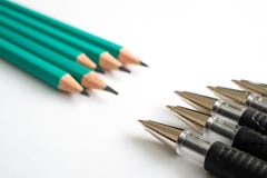 Se trouvant vis-à-vis de l'un l'autre stylos et crayons, cinq stylos et cinq crayons photos stock Se trouvant vis-à-vis de l'un l'autre stylos et crayons, cinq stylos et cinq crayons photos stock