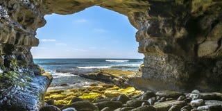 Sea cave in La Jolla overlooking Pacific Ocean royalty free stock photography Sea cave in La Jolla overlooking Pacific Ocean royalty free stock photography