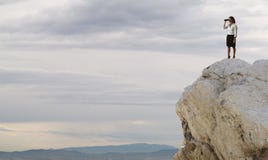 Searchs para el nuevo horizonte, nuevas oportunidades de la empresaria de negocio imagen de archivo libre de regalías Searchs para el nuevo horizonte, nuevas oportunidades de la empresaria de negocio imagen de archivo libre de regalías