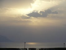 Seascape - ηλιοβασίλεμα, τα σύνολα ήλιων στα τρομερά σύννεφα θύελλας πέρα από τη θάλασσα στοκ εικόνα με δικαίωμα ελεύθερης χρήσης Seascape - ηλιοβασίλεμα, τα σύνολα ήλιων στα τρομερά σύννεφα θύελλας πέρα από τη θάλασσα στοκ εικόνα με δικαίωμα ελεύθερης χρήσης