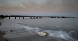 Seascape με το λιμενοβραχίονα κατά τη διάρκεια δραματικού ενός νεφελώδους Στοκ Φωτογραφία Seascape με το λιμενοβραχίονα κατά τη διάρκεια δραματικού ενός νεφελώδους Στοκ Φωτογραφία