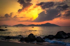Seascape φύσης με την ήρεμη παραλία, τους λίθους, τα νησιά, τα σκοτεινά σύννεφα και τον κρυμμένο ήλιο στην ανατολή στοκ εικόνα Seascape φύσης με την ήρεμη παραλία, τους λίθους, τα νησιά, τα σκοτεινά σύννεφα και τον κρυμμένο ήλιο στην ανατολή στοκ εικόνα