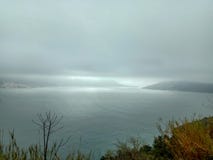 Seascape погоды - крены плохой погоды внутри на море, с волнами и темными облаками стоковые фото Seascape погоды - крены плохой погоды внутри на море, с волнами и темными облаками стоковые фото