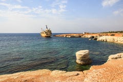 Seascape: шлюпка EDRO III терпеть около скалистого берега на заходе солнца Среднеземноморской, около Paphos Кипр стоковая фотография rf Seascape: шлюпка EDRO III терпеть около скалистого берега на заходе солнца Среднеземноморской, около Paphos Кипр стоковая фотография rf