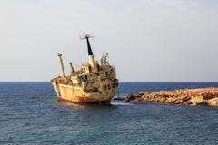 Seascape: шлюпка EDRO III терпеть около скалистого берега на заходе солнца Среднеземноморской, около Paphos Кипр Стоковое Изображение RF Seascape: шлюпка EDRO III терпеть около скалистого берега на заходе солнца Среднеземноморской, около Paphos Кипр Стоковое Изображение RF