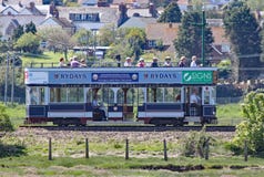 SEATON, DEVON, ΑΓΓΛΊΑ - 22 ΜΑΐΟΥ 2012: Ένα μπλε τραμ ταξιδεύει κατά μήκος της τροχιοδρομικής γραμμής Seaton στο δρόμο του σε Coly στοκ φωτογραφία με δικαίωμα ελεύθερης χρήσης SEATON, DEVON, ΑΓΓΛΊΑ - 22 ΜΑΐΟΥ 2012: Ένα μπλε τραμ ταξιδεύει κατά μήκος της τροχιοδρομικής γραμμής Seaton στο δρόμο του σε Coly στοκ φωτογραφία με δικαίωμα ελεύθερης χρήσης