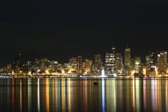 Seattle miasta linia horyzontu przy nocą z światłami odbijał w wodzie obrazy stock Seattle miasta linia horyzontu przy nocą z światłami odbijał w wodzie obrazy stock