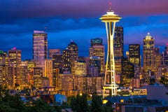 Seattle-Raum-Nadel nachts lizenzfreies stockbild Seattle-Raum-Nadel nachts lizenzfreies stockbild