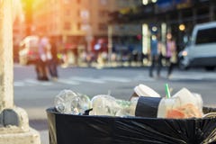 Secchio della spazzatura dei rifiuti sulla via di New York City con la gente Immagine Stock Secchio della spazzatura dei rifiuti sulla via di New York City con la gente Immagine Stock