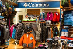 Sección de la ropa de Columbia en un supermercado Siam Paragon en Bangkok, Tailandia foto de archivo Sección de la ropa de Columbia en un supermercado Siam Paragon en Bangkok, Tailandia foto de archivo