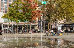 Sechselautenplatz fyrkant i Zurich under den Zurich filmen Festval arkivbild Sechselautenplatz fyrkant i Zurich under den Zurich filmen Festval arkivbild