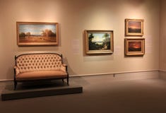 Secteur debout avec des objets exposés de stupéfaction, institut d'Albany de l'histoire et art, New York, 2016 image libre de droits Secteur debout avec des objets exposés de stupéfaction, institut d'Albany de l'histoire et art, New York, 2016 image libre de droits