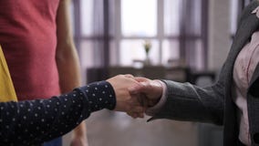 Section médiane de poignée de main du ` s de couples avec l'agent immobilier banque de vidéos Section médiane de poignée de main du ` s de couples avec l'agent immobilier banque de vidéos