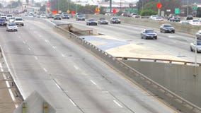 Secuencia del lapso de tiempo de tráfico en autopista sin peaje almacen de metraje de vídeo Secuencia del lapso de tiempo de tráfico en autopista sin peaje almacen de metraje de vídeo