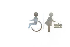 Sedia a rotelle e donne con il bambino, si cambiante del metallo della toilette dei pannolini immagine stock Sedia a rotelle e donne con il bambino, si cambiante del metallo della toilette dei pannolini immagine stock