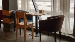 Sedie e tavola in un caffè fotografie stock libere da diritti Sedie e tavola in un caffè fotografie stock libere da diritti