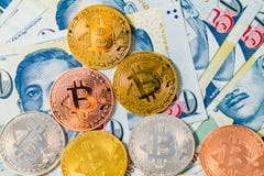 Sedlar för Singapore dollar och Bitcoin Cryptocurrency mynt på W arkivfoton Sedlar för Singapore dollar och Bitcoin Cryptocurrency mynt på W arkivfoton