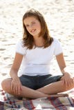 Seduta fornita di gambe della traversa dell'adolescente del ritratto fotografie stock libere da diritti Seduta fornita di gambe della traversa dell'adolescente del ritratto fotografie stock libere da diritti