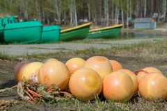 See, Bojen auf dem Ufer in einem Stapel Das Konzept der Vorbereitung für Sommerferien lizenzfreies stockbild See, Bojen auf dem Ufer in einem Stapel Das Konzept der Vorbereitung für Sommerferien lizenzfreies stockbild