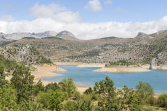 See mit Bergen im Hintergrund und in den Bäumen lizenzfreies stockfoto See mit Bergen im Hintergrund und in den Bäumen lizenzfreies stockfoto