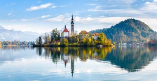 See verlaufen Schöner Gebirgssee mit kleinem Pilgrimag stockbilder See verlaufen Schöner Gebirgssee mit kleinem Pilgrimag stockbilder
