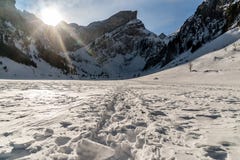 Seealpsee, montagne svizzere durante l'inverno con i passi immagine stock Seealpsee, montagne svizzere durante l'inverno con i passi immagine stock