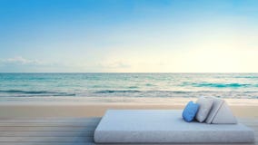Seeansichtterrasse mit Bett des Luxusstrandhotels Seeansichtterrasse mit Bett des Luxusstrandhotels