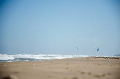 Seestrand mit der entgegenkommenden Welle Kitesurf-Segel stockbilder Seestrand mit der entgegenkommenden Welle Kitesurf-Segel stockbilder