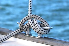 Segelboot-Handkurbel- und Seil-Yachtdetail stockbild Segelboot-Handkurbel- und Seil-Yachtdetail stockbild