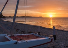 Segelboot landet bei Sonnenaufgang stockfotografie Segelboot landet bei Sonnenaufgang stockfotografie