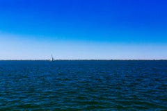 Segelboot über dem Eriesee unter blauem Himmel, in Cleveland, USA lizenzfreies stockfoto Segelboot über dem Eriesee unter blauem Himmel, in Cleveland, USA lizenzfreies stockfoto