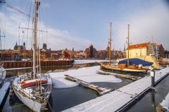 Segelbåtar som förtöjer i vintertid i GdaÅ „sk arkivbilder Segelbåtar som förtöjer i vintertid i GdaÅ „sk arkivbilder