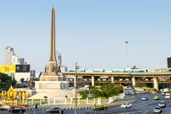 Segermonument i Bangkok under skymningaftonhimmel royaltyfri bild Segermonument i Bangkok under skymningaftonhimmel royaltyfri bild