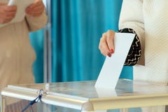 Seggio elettorale In tutta la nazione votando, elezioni La mano di una ragazza con un bello manicure abbassa il voto in un traspa fotografie stock Seggio elettorale In tutta la nazione votando, elezioni La mano di una ragazza con un bello manicure abbassa il voto in un traspa fotografie stock