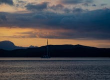Segla yachten på solnedgång i Grekland fotografering för bildbyråer Segla yachten på solnedgång i Grekland fotografering för bildbyråer