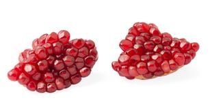 Segmento maturo della frutta del melograno isolato su fondo bianco immagini stock libere da diritti Segmento maturo della frutta del melograno isolato su fondo bianco immagini stock libere da diritti