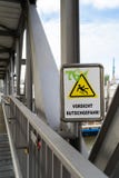 Segnale di pericolo su un ponte non slittare e non cadere fotografia stock Segnale di pericolo su un ponte non slittare e non cadere fotografia stock