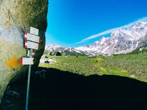 segni dei percorsi della montagna del devero un giorno soleggiato, A di Alpe Fotografia Stock segni dei percorsi della montagna del devero un giorno soleggiato, A di Alpe Fotografia Stock