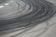 Segni di burnout di Tiro sulla strada asfaltata fotografia stock libera da diritti Segni di burnout di Tiro sulla strada asfaltata fotografia stock libera da diritti