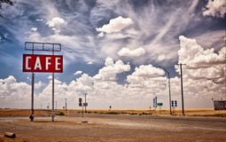 Segno del caffè lungo l'itinerario storico 66 nel Texas. immagine stock Segno del caffè lungo l'itinerario storico 66 nel Texas. immagine stock