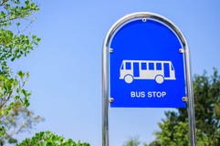 Segno della fermata dell'autobus fotografia stock libera da diritti Segno della fermata dell'autobus fotografia stock libera da diritti