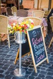Segno della lavagna davanti ad un ristorante italiano a Roma, Italia fotografie stock Segno della lavagna davanti ad un ristorante italiano a Roma, Italia fotografie stock