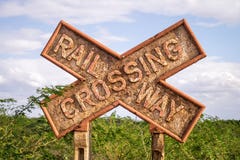 Segno di Rusty Railway Crossing, Kenya Fotografia Stock Segno di Rusty Railway Crossing, Kenya Fotografia Stock